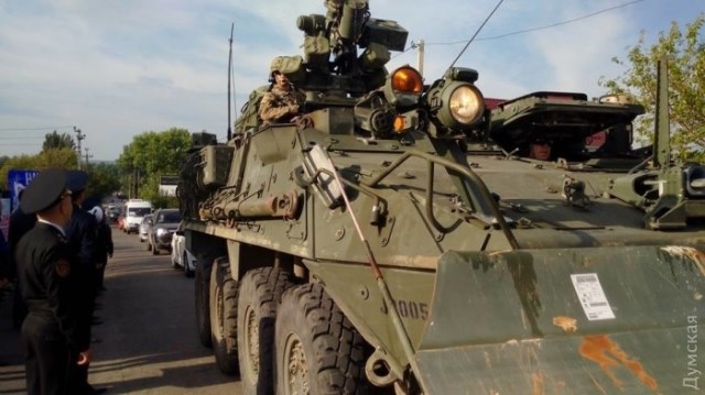 В Молдавии оппозиция заблокировала на границе военную технику из США